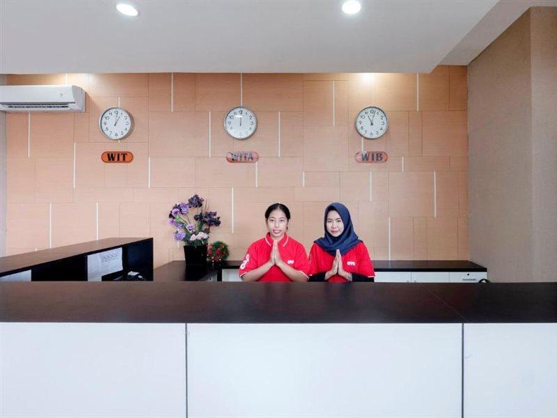 Urbanview Hotel Asyra Makassar Exterior foto