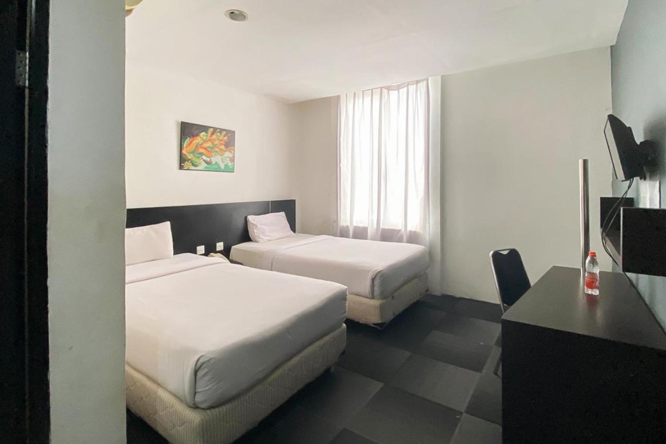 Urbanview Hotel Asyra Makassar Exterior foto