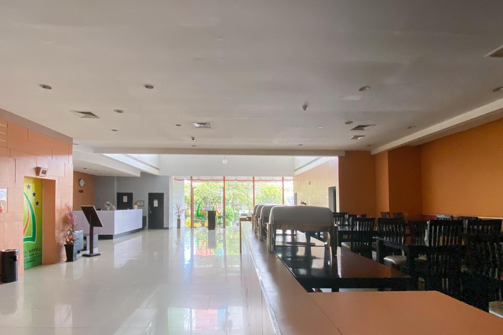 Urbanview Hotel Asyra Makassar Exterior foto