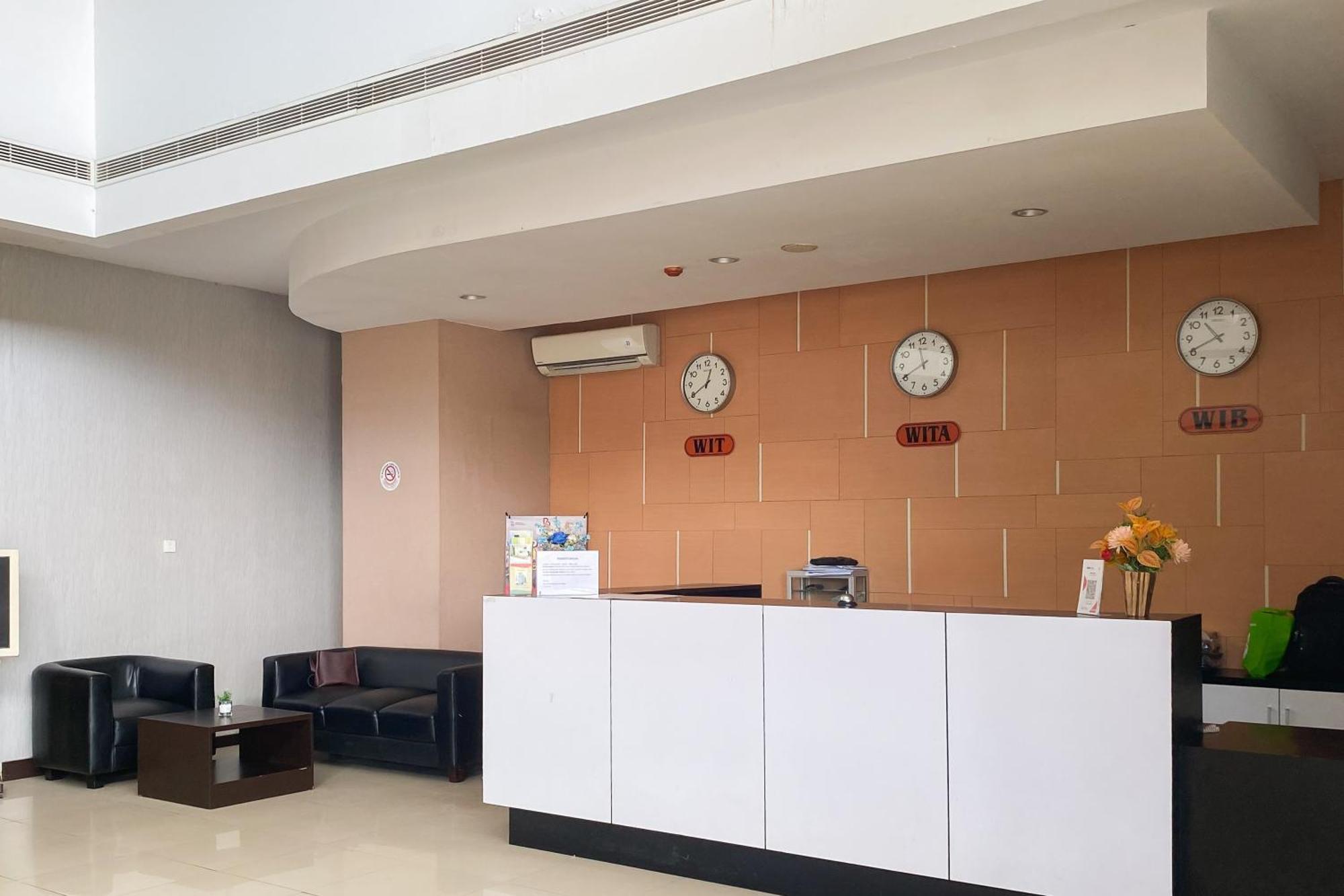 Urbanview Hotel Asyra Makassar Exterior foto