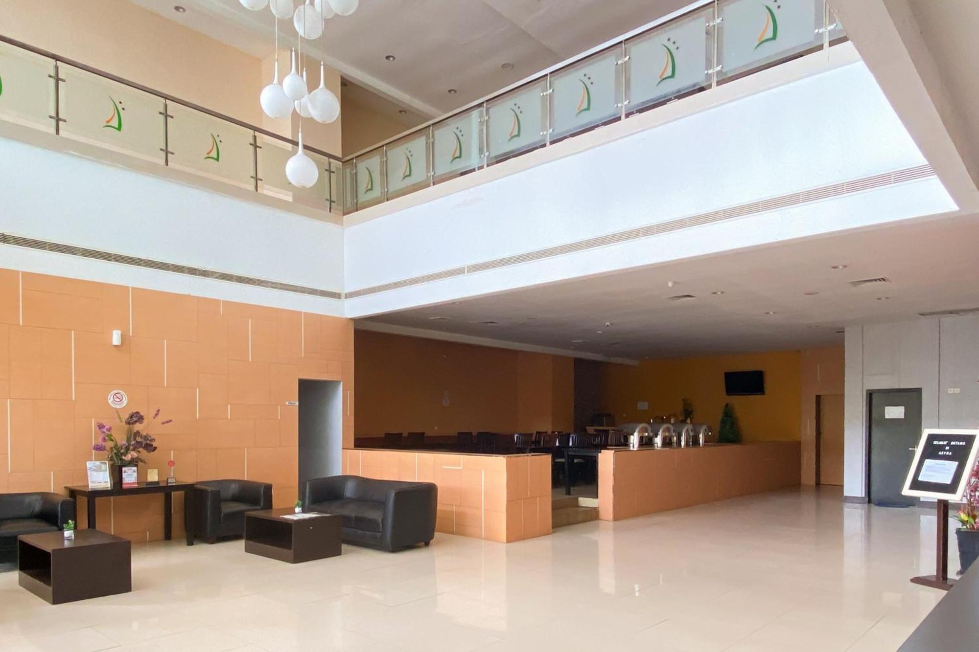 Urbanview Hotel Asyra Makassar Exterior foto